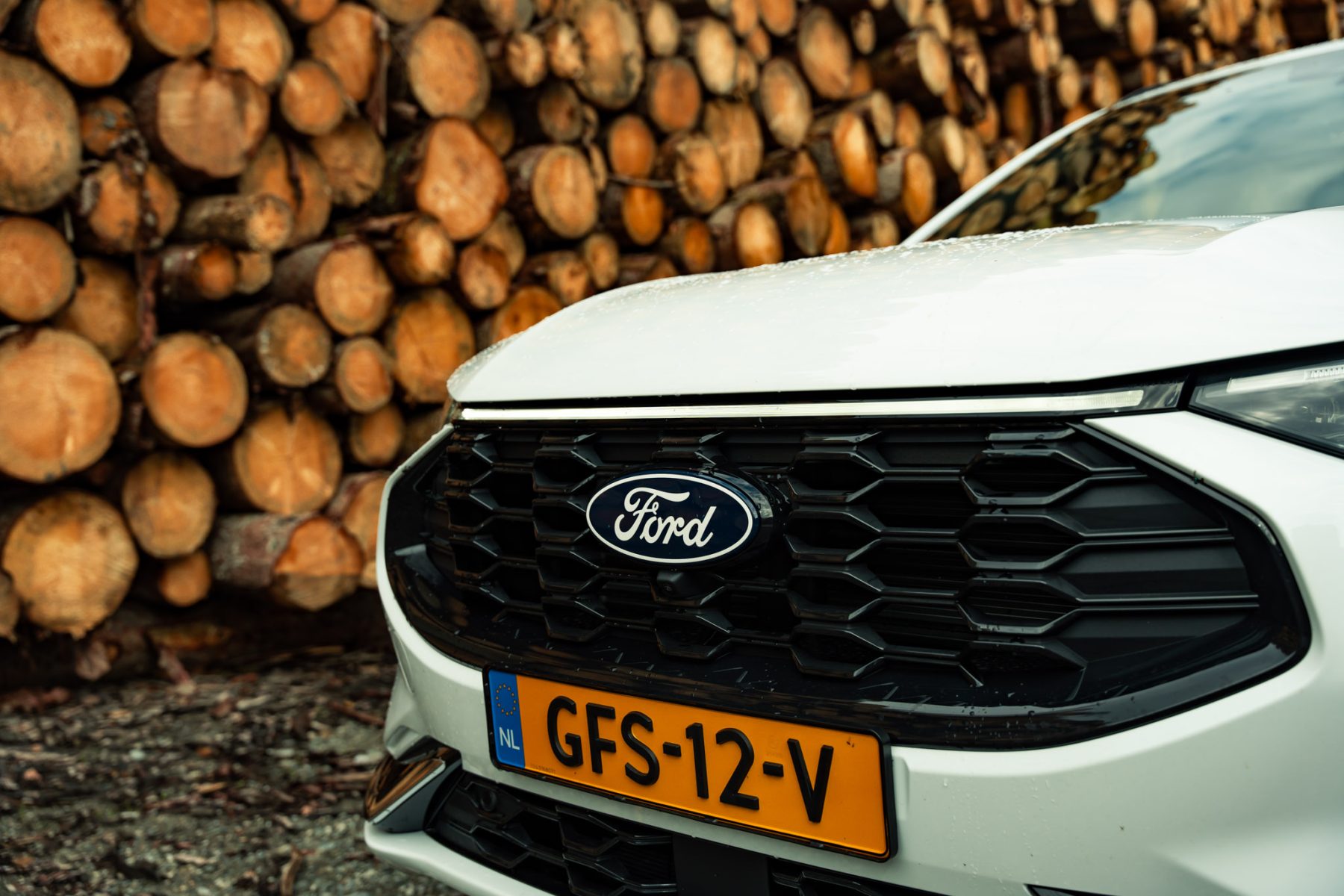 De nieuwe Ford Kuga PHEV 2024 grille