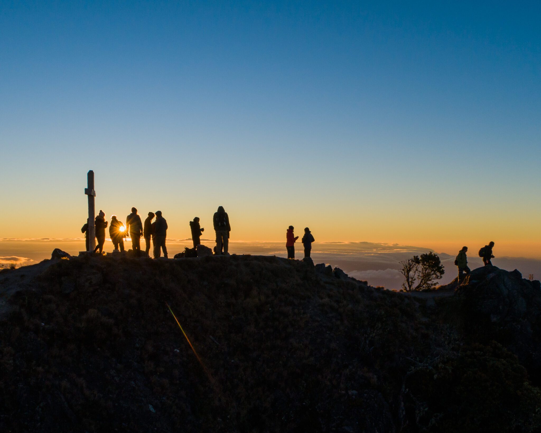 hiken over vulkanen en bergtoppen