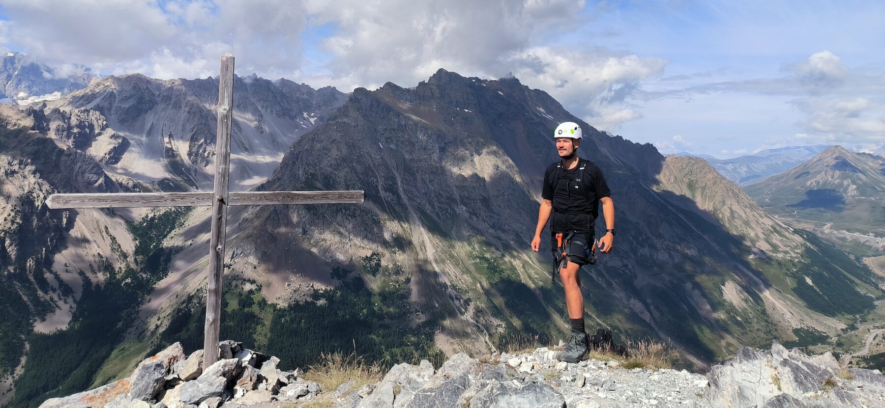 Jongen op de top van Aiguillette du Lauzet