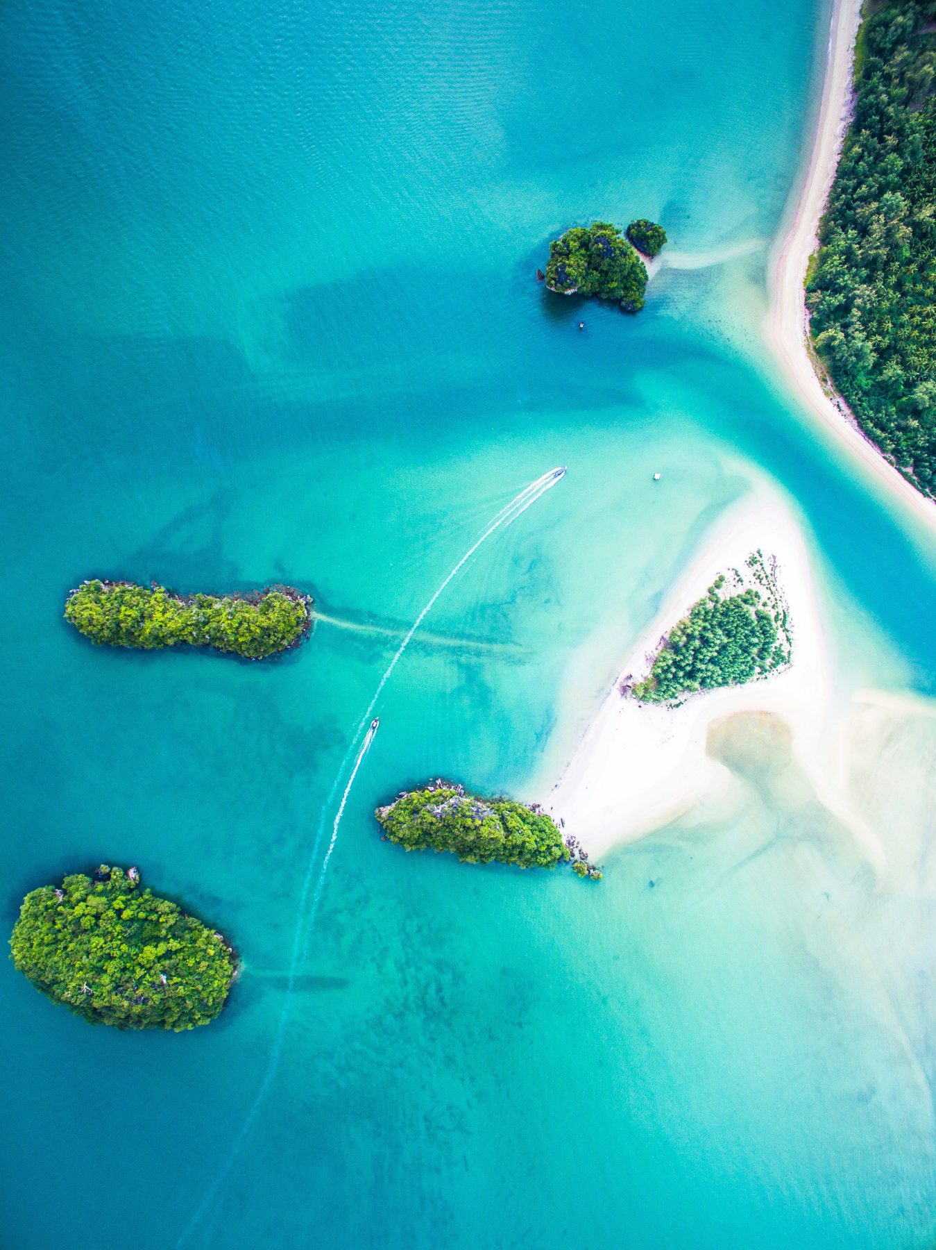 Een helderblauwe zee bij Ao Nang in Thailand.