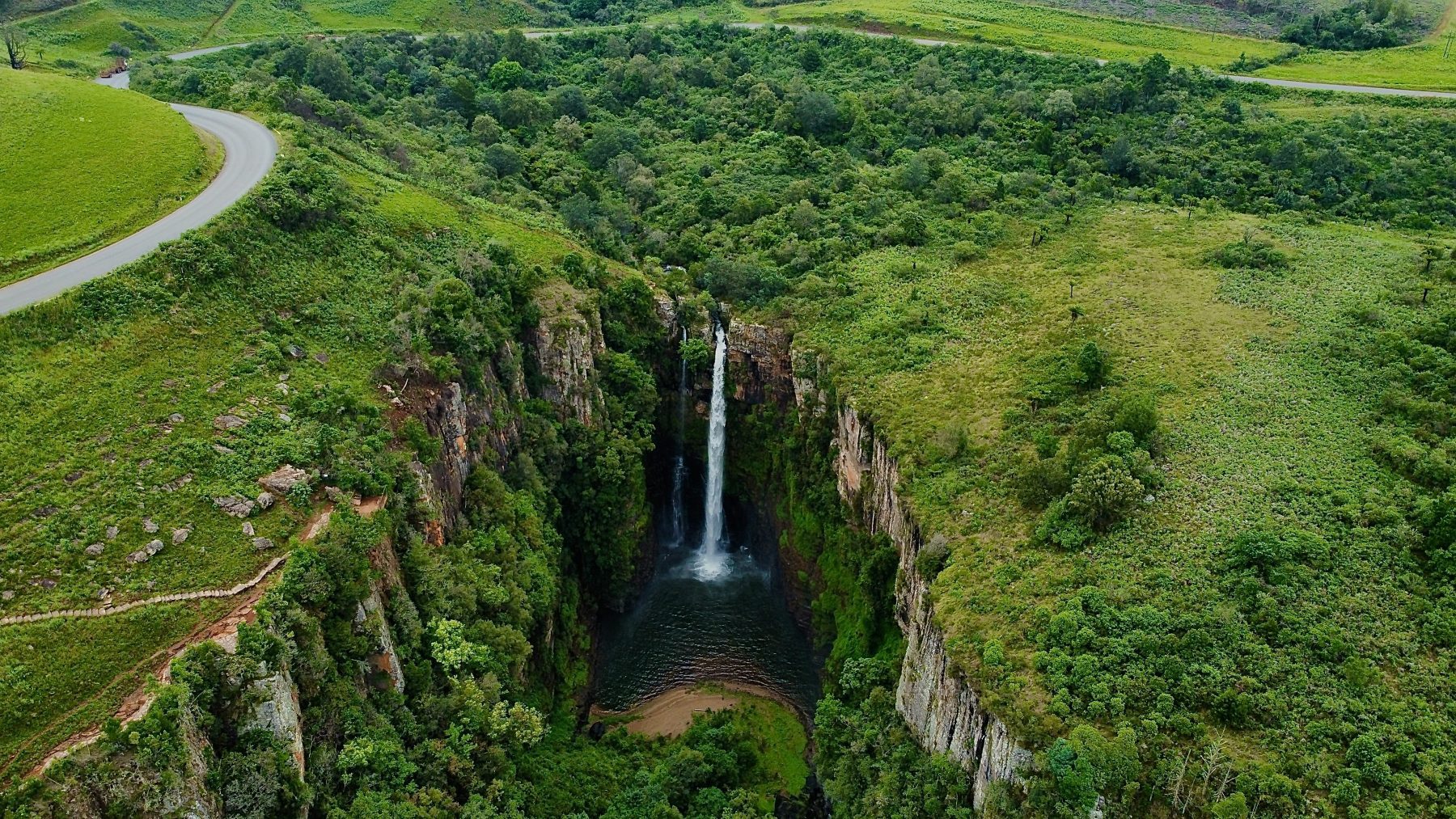 Een waterval in Graskop in Zuid-Afrika, een land van één van de bucketlist-trips.