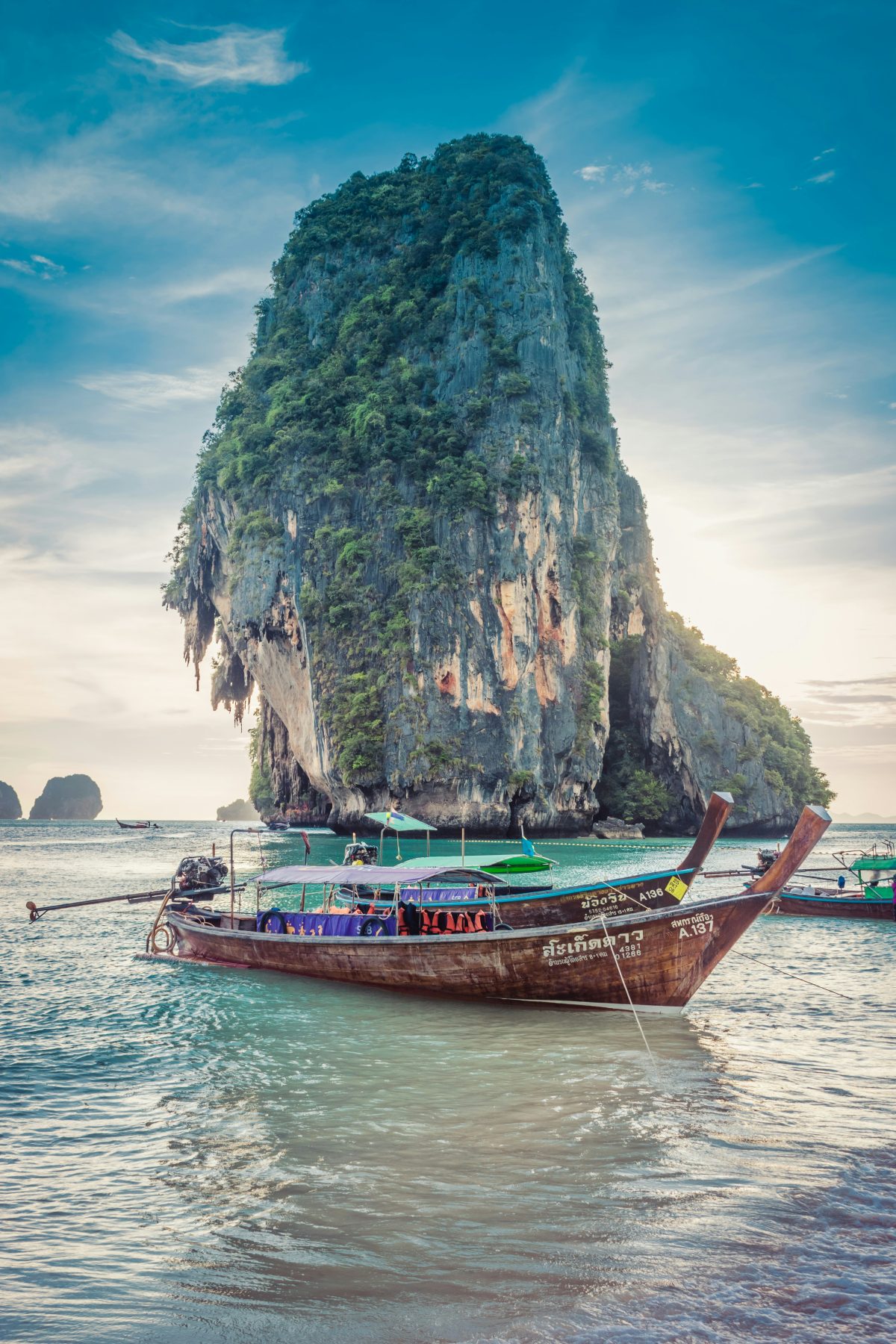 Een boot voor een rots in Thailand, een land van één van de bucketlist-trips.