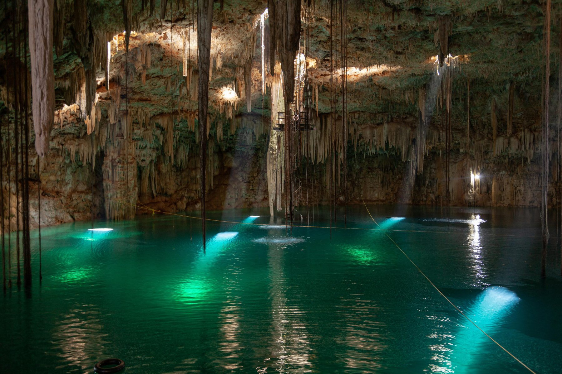 Helder blauw water in een grot in Mexico.