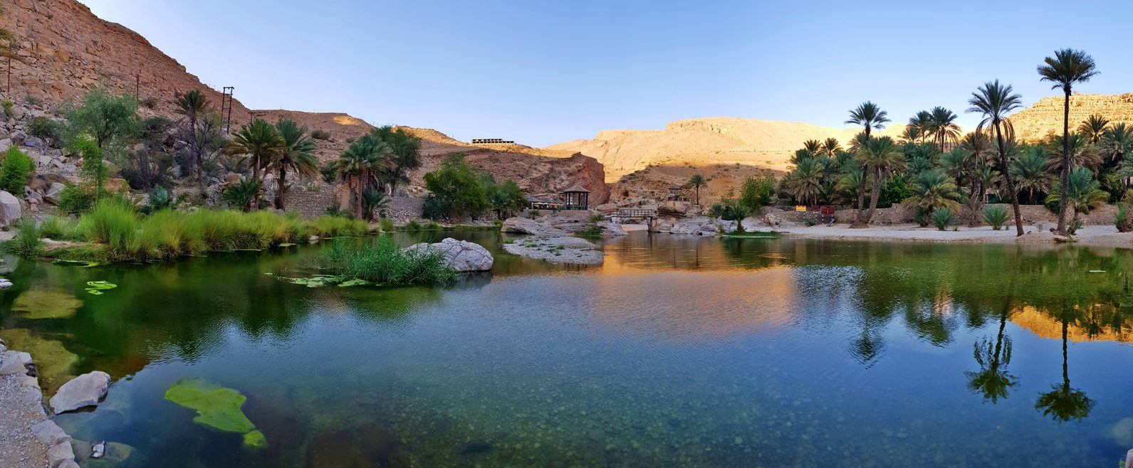 Een landschap midden in de woestijn van Oman.