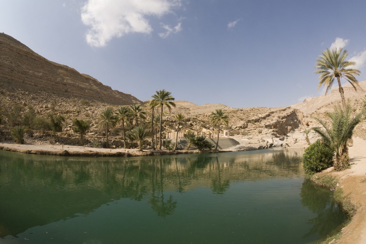 Een landschap midden in de woestijn van Oman.