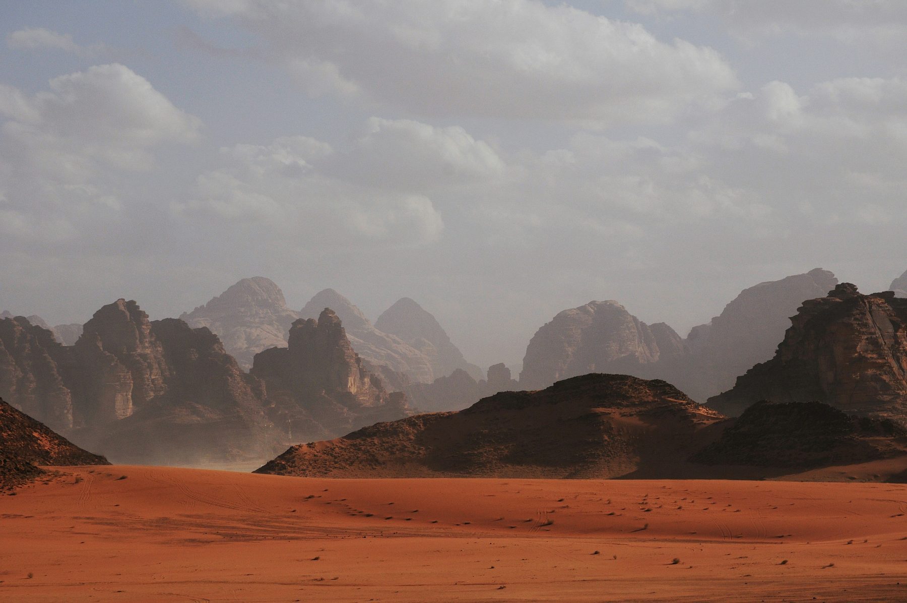 Een prachtig, rotsachtig landschap in de woestijn van Jordanië.