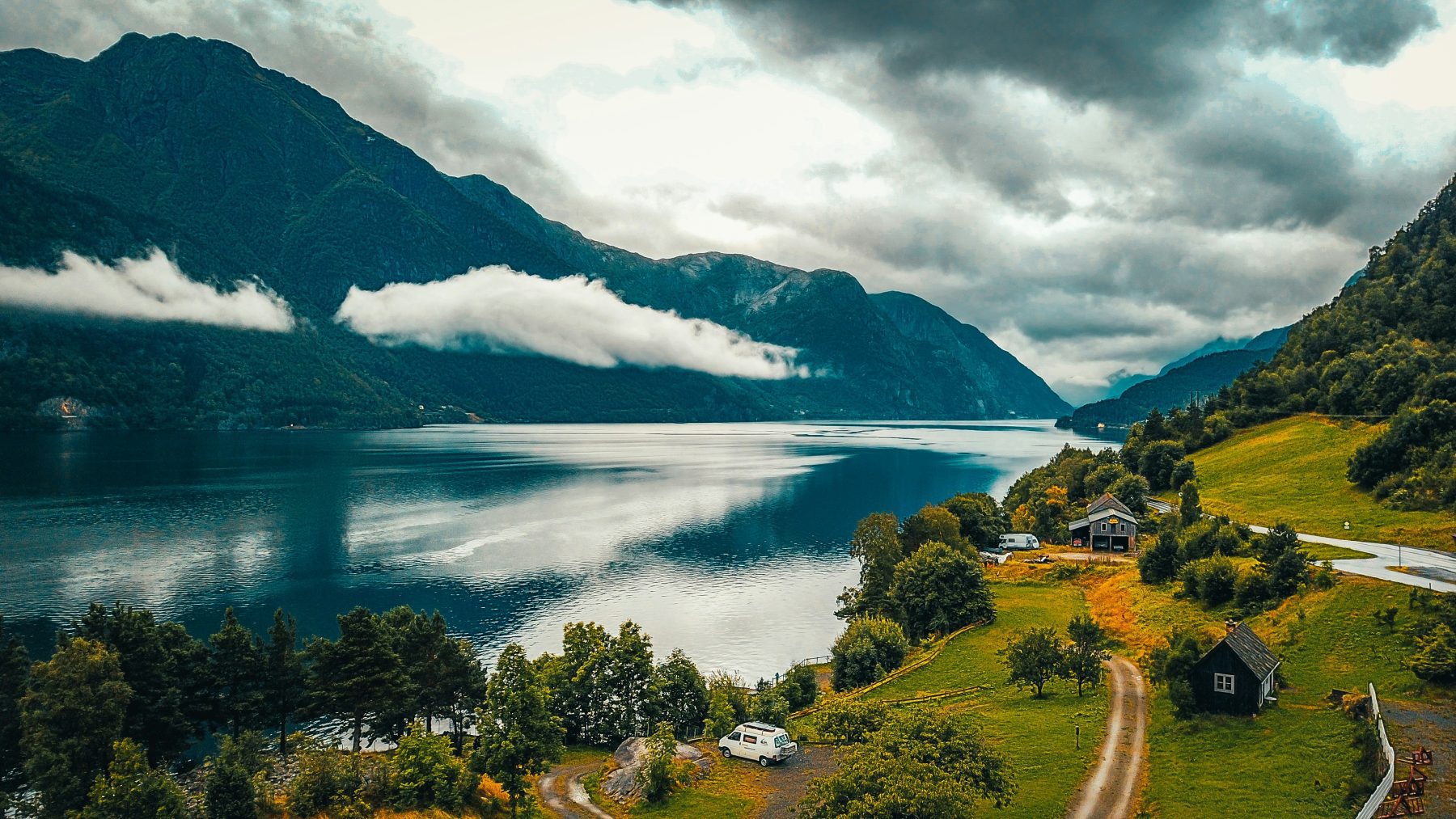 Een uitzicht op fjord en water in Noorwegen.
