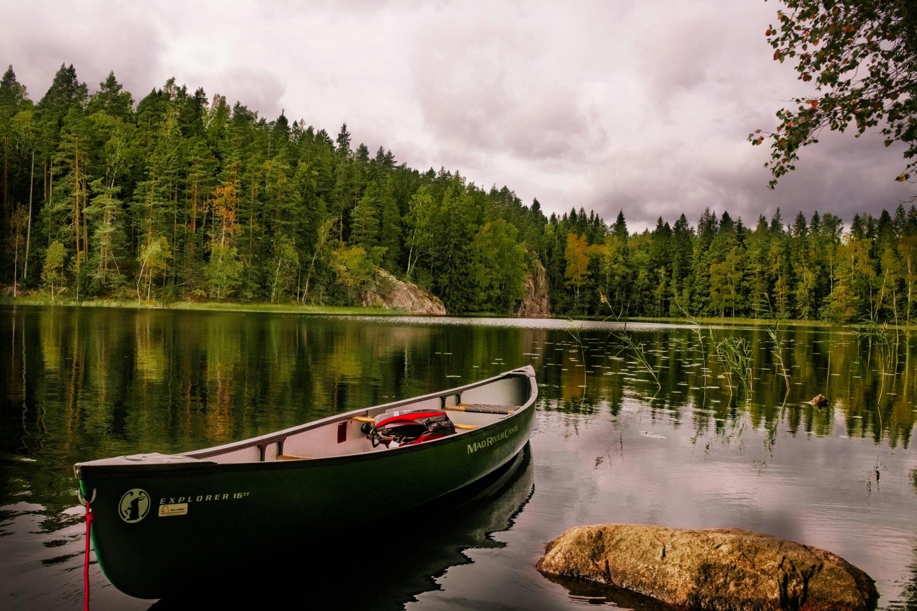 Camping arena, een meren en een boot in Nuuksio, Finland. Een toffe plek voor een coolcation in Scandinavië.