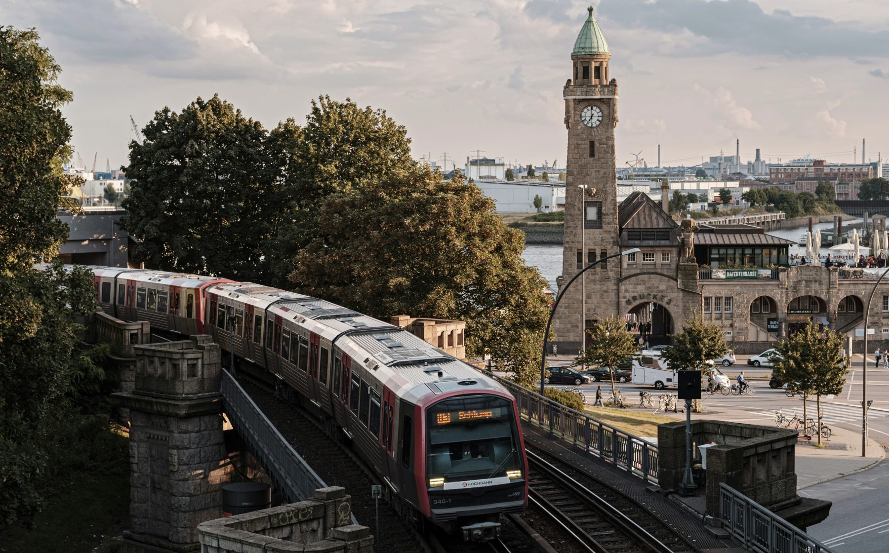 Een trein in de Duitse stad Hamburg.