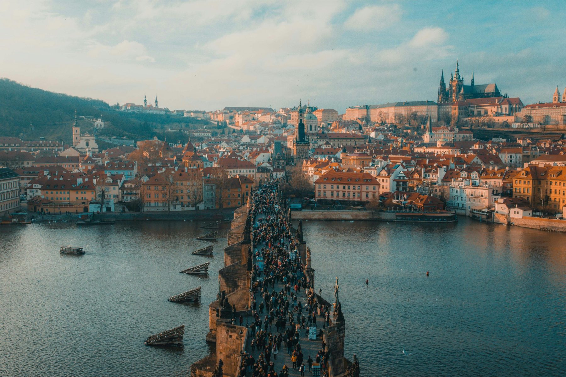 Een brug in Praag, een plaats waar de European Sleeper onder andere naartoe reist.