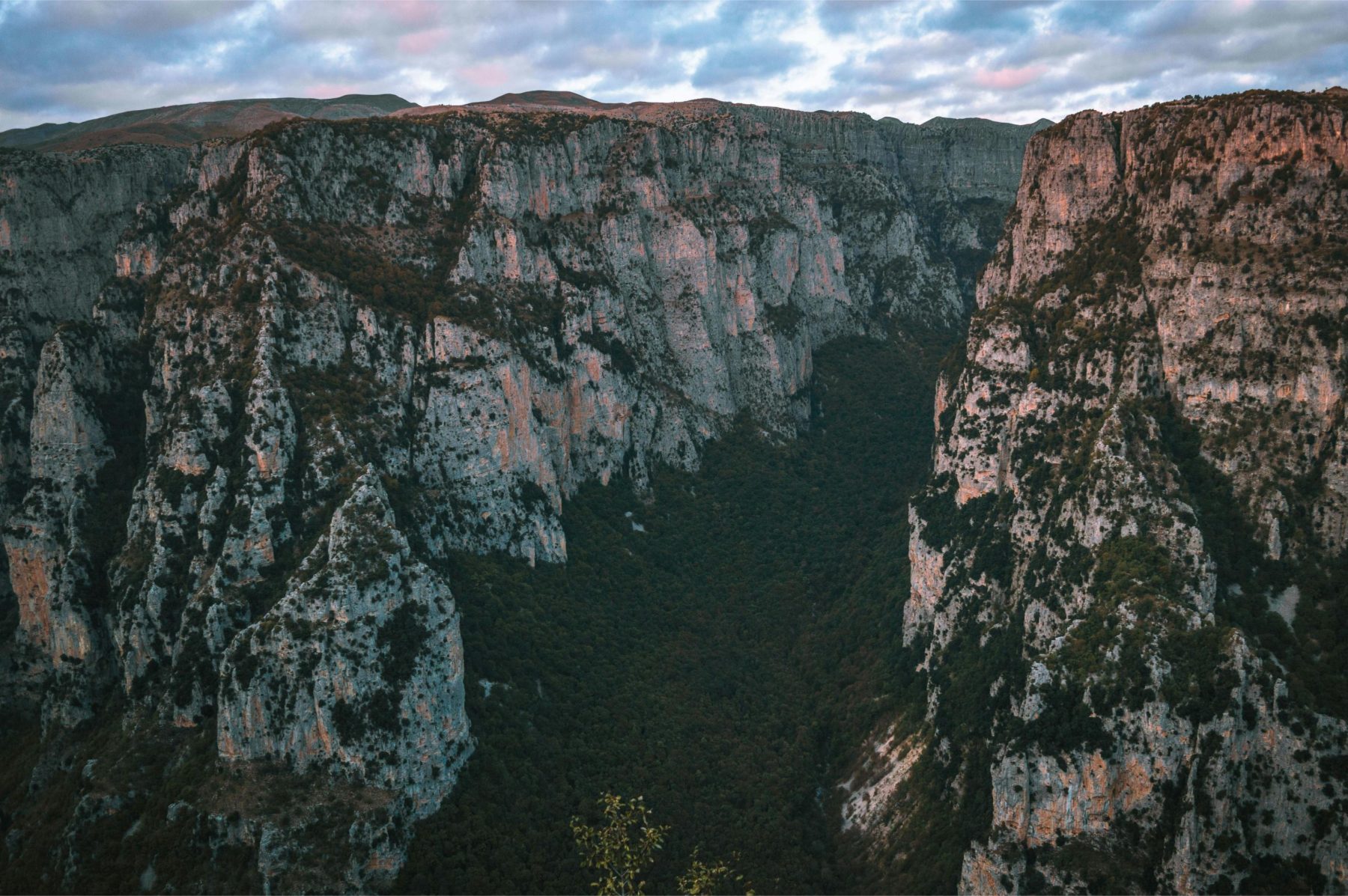 Vikos–Aoös National Park in Griekenland, waar je doorheen komt tijdens The Packraft Trail Balkan.