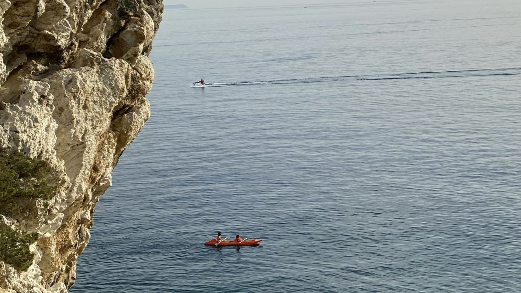 Mensen in een kajak op zee in Albanië.