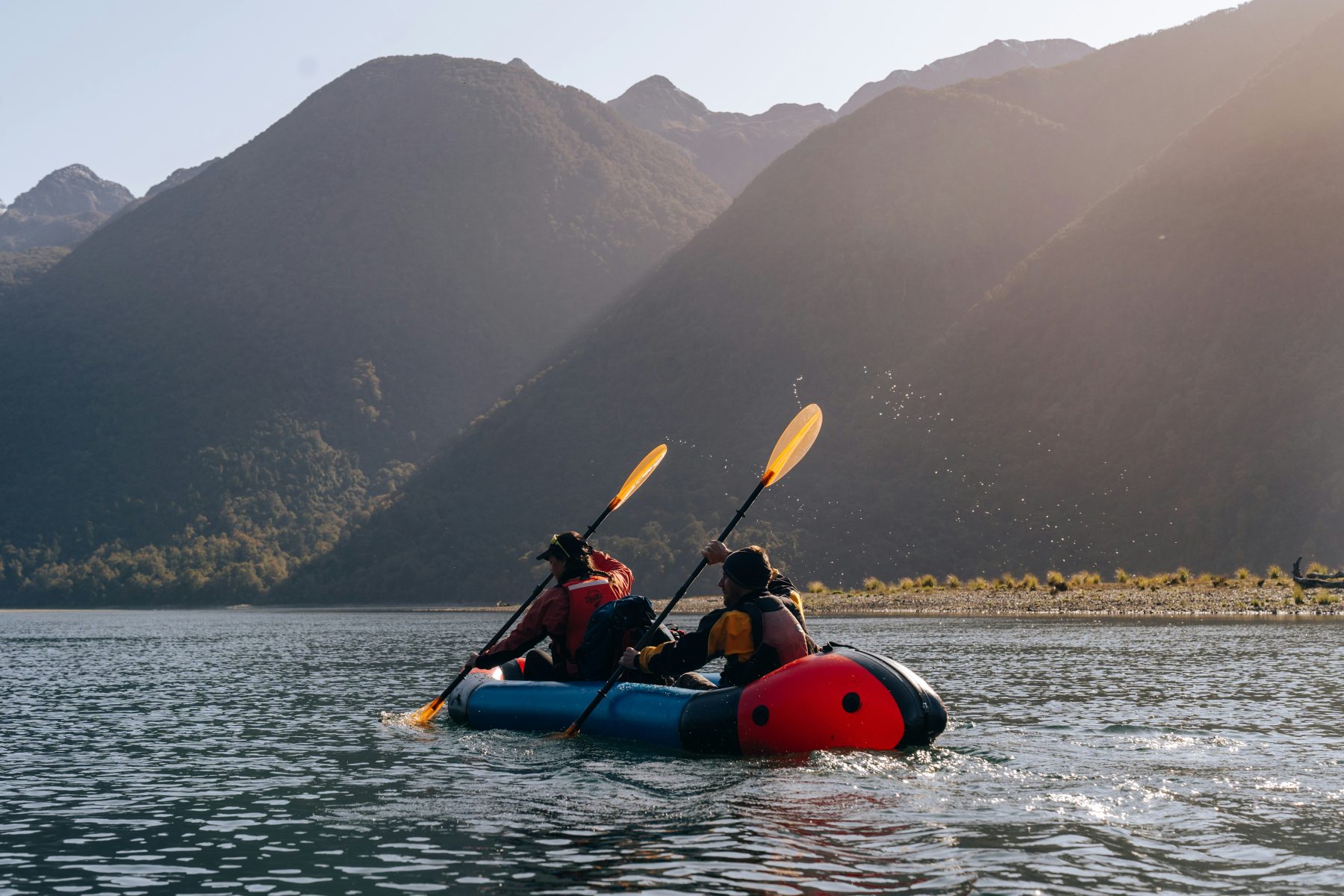 Twee mensen in een packraft op het water.