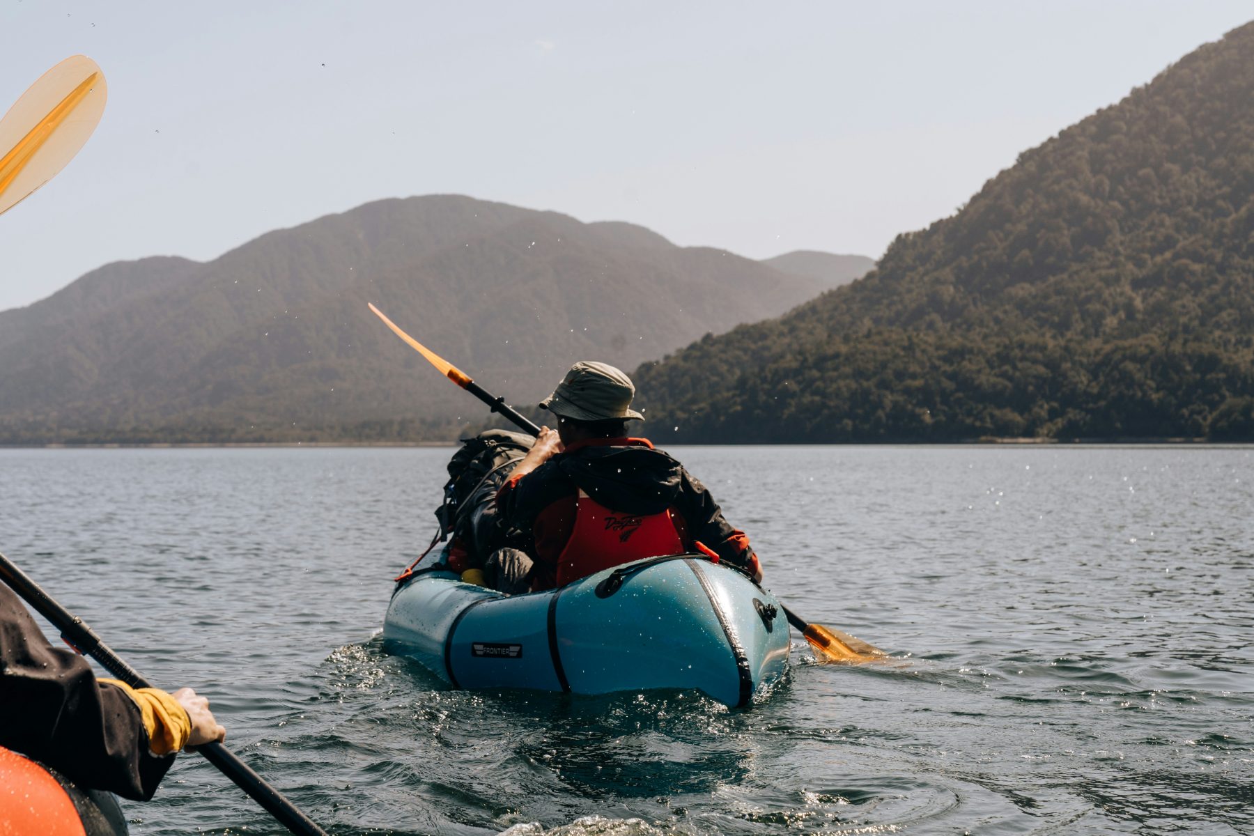 Personen in een packraft.