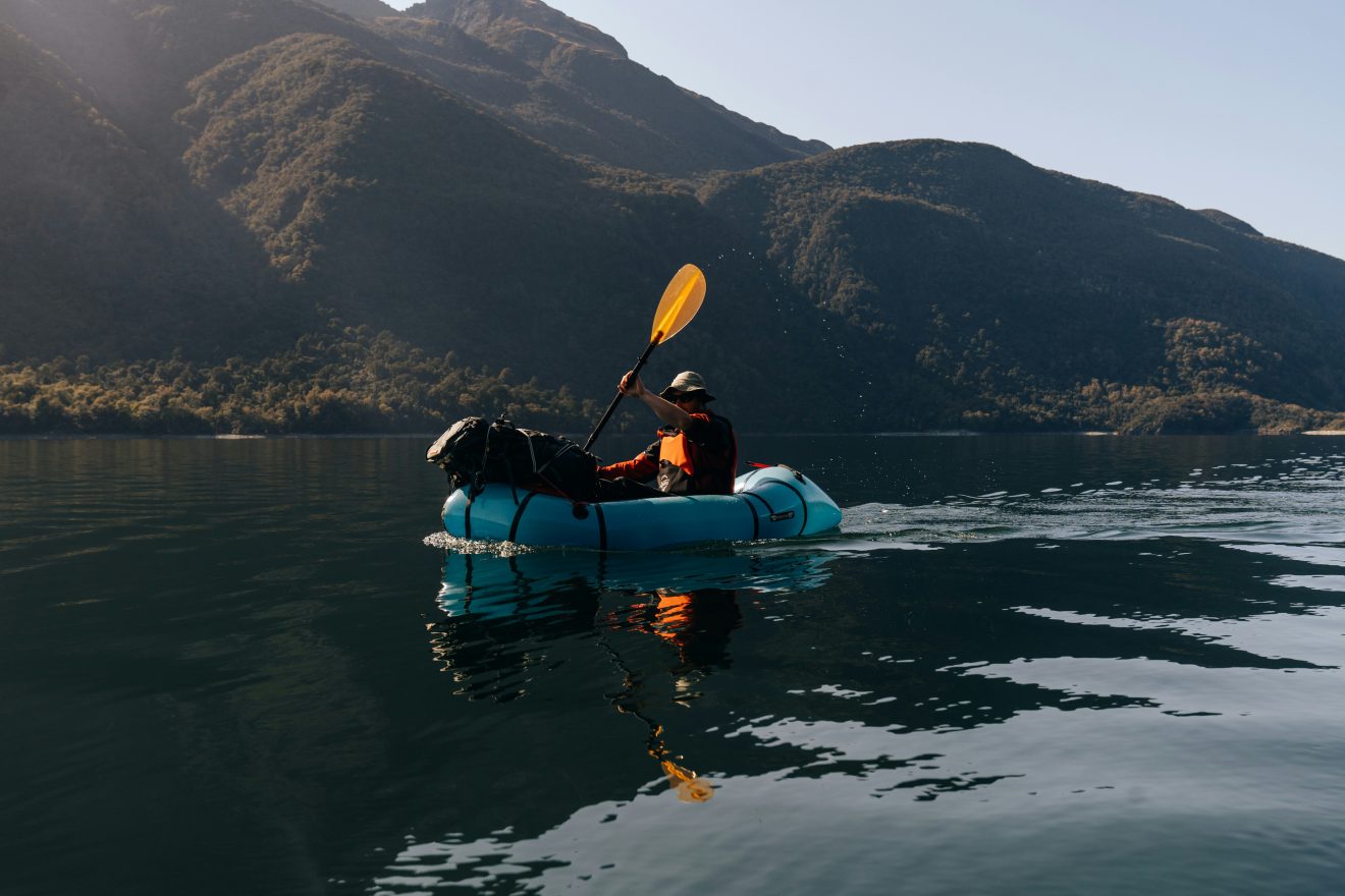 Een persoon in een packraft.