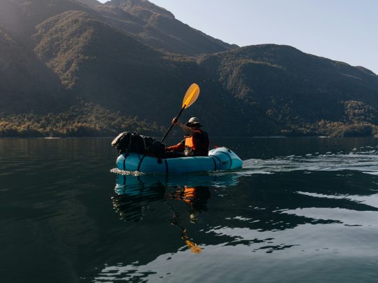 Een persoon in een packraft.