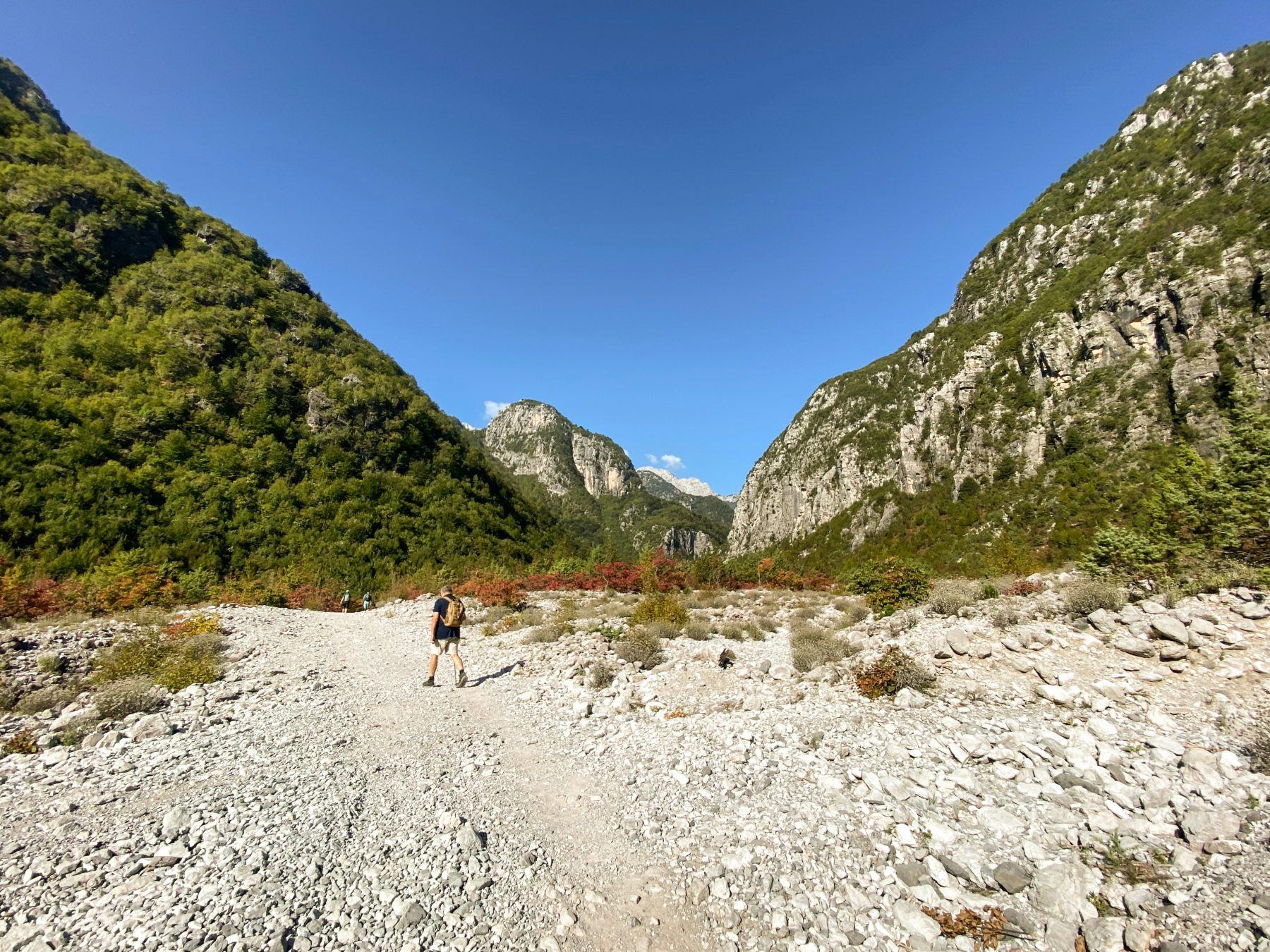 Een persoon tijdens het backpacken in Albanië.