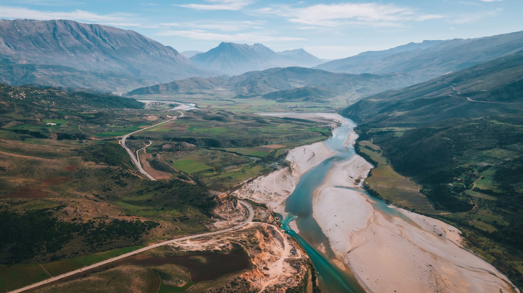 De Vjosa rivier in Albanië waaroverheen je komt tijdens The Packraft Trail Balkan.