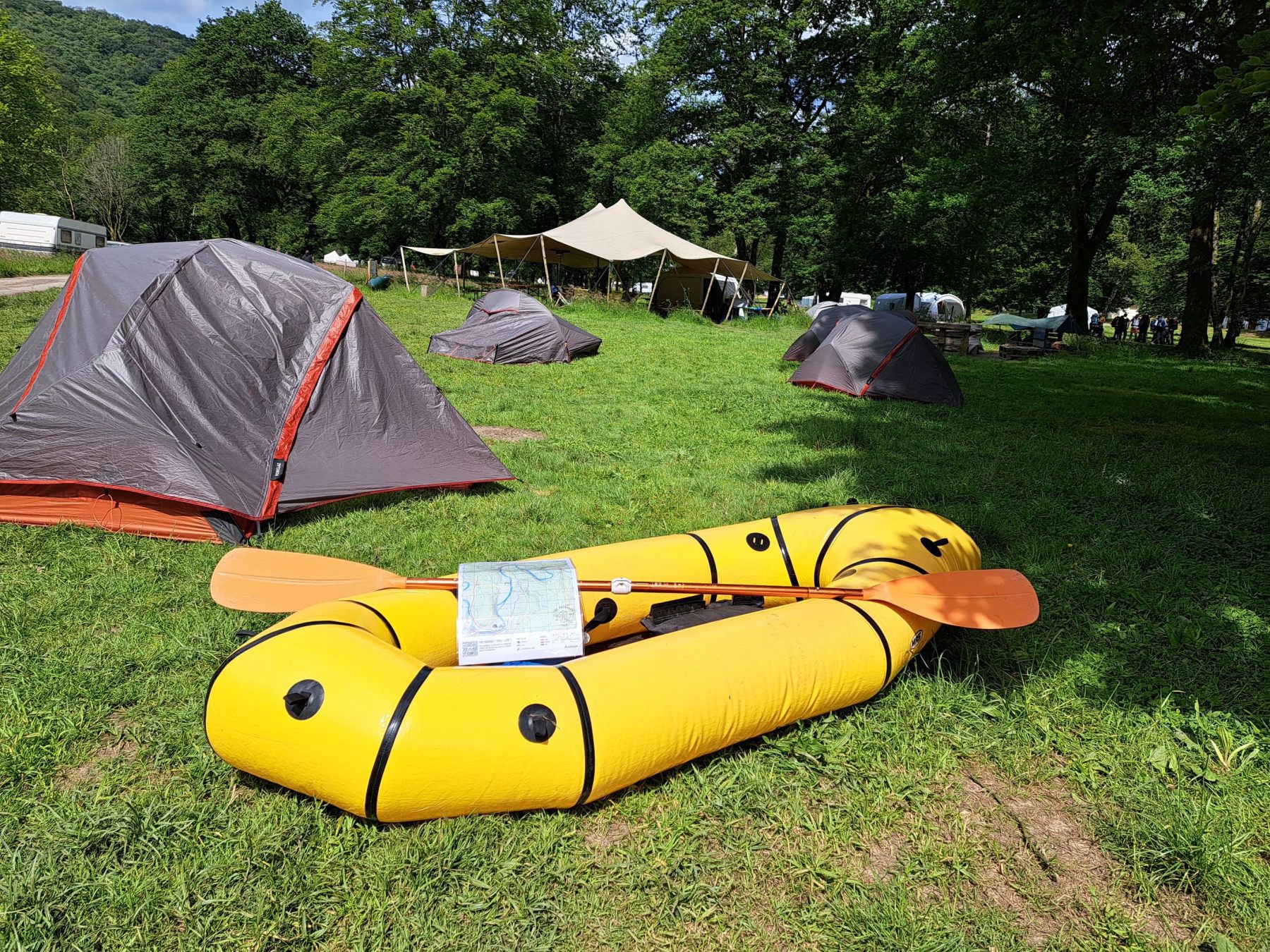 Opgeblazen raft op de camping