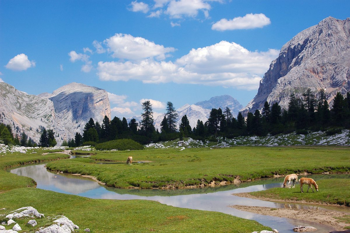 Een bergachtig landschap in Alta Badia.