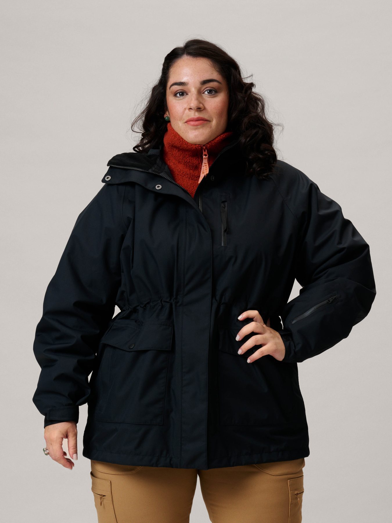 Een vrouw in de Emma Shell Jacket in de kleur 'Black'.