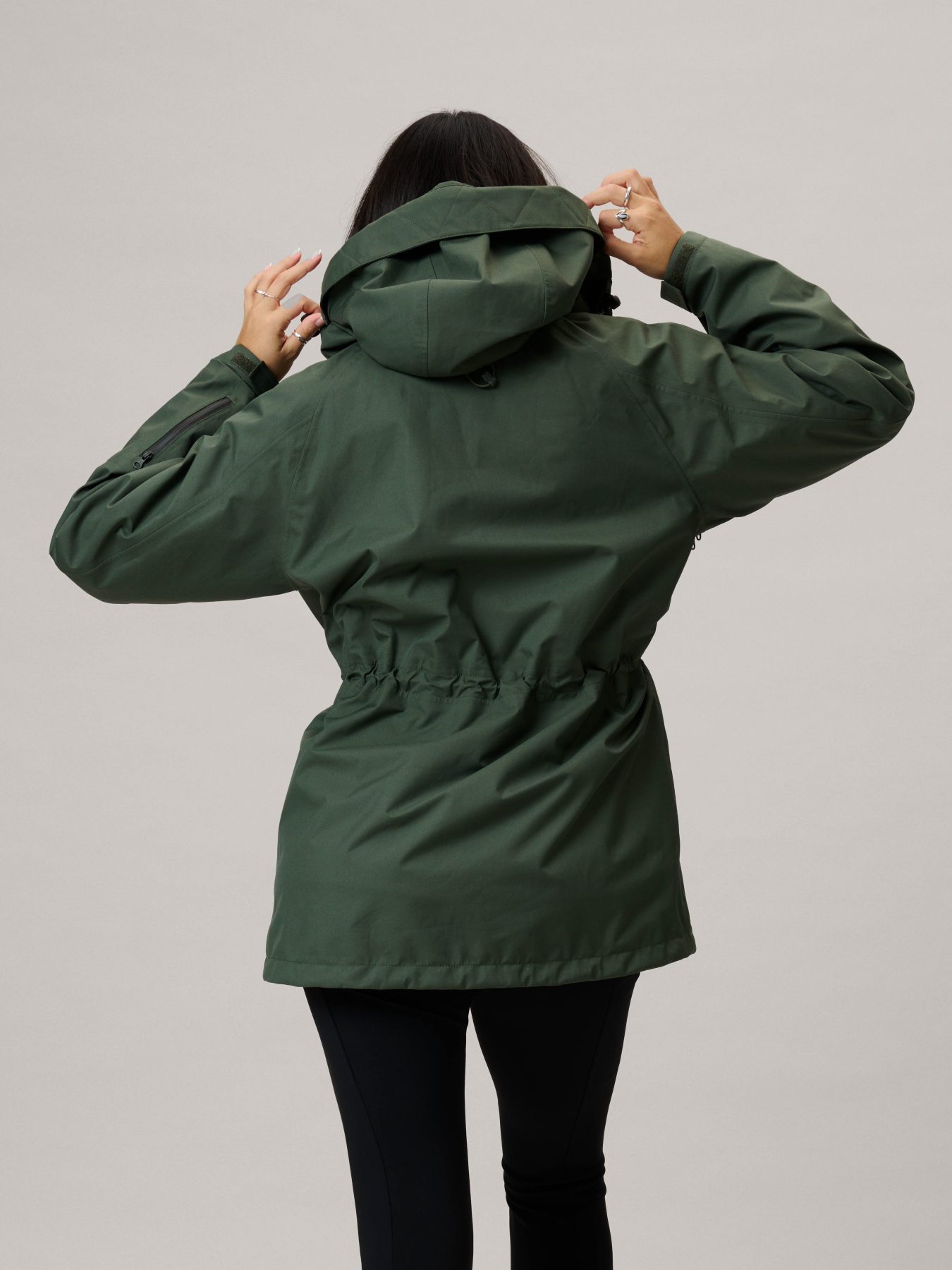 Een vrouw in de Emma Shell Jacket in de kleur 'Green' van Astrid Wild.