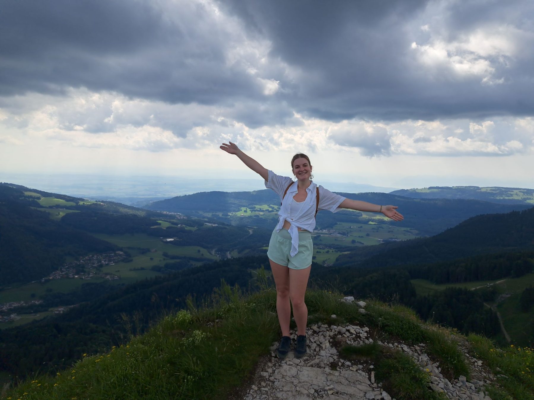 Hiker aan de top van Mont d'Or in Jura