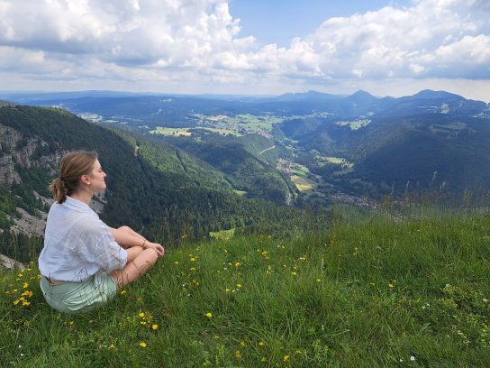 Hiker kijkt uit op de Franse Alpen op Mont d'Or in het Jura gebergte