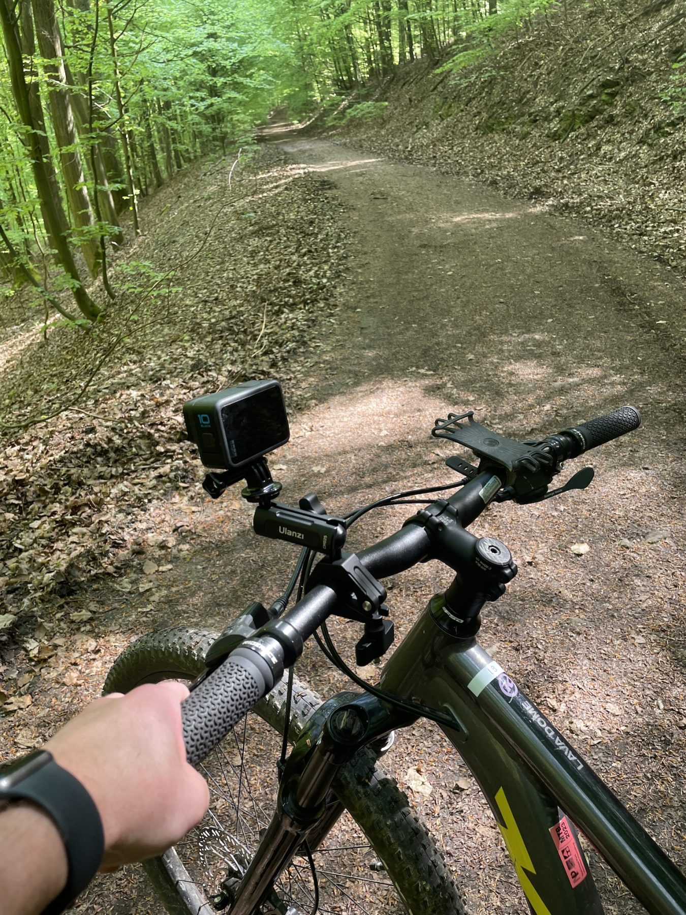 Met bike op pad tijdens packraften in de Eifel