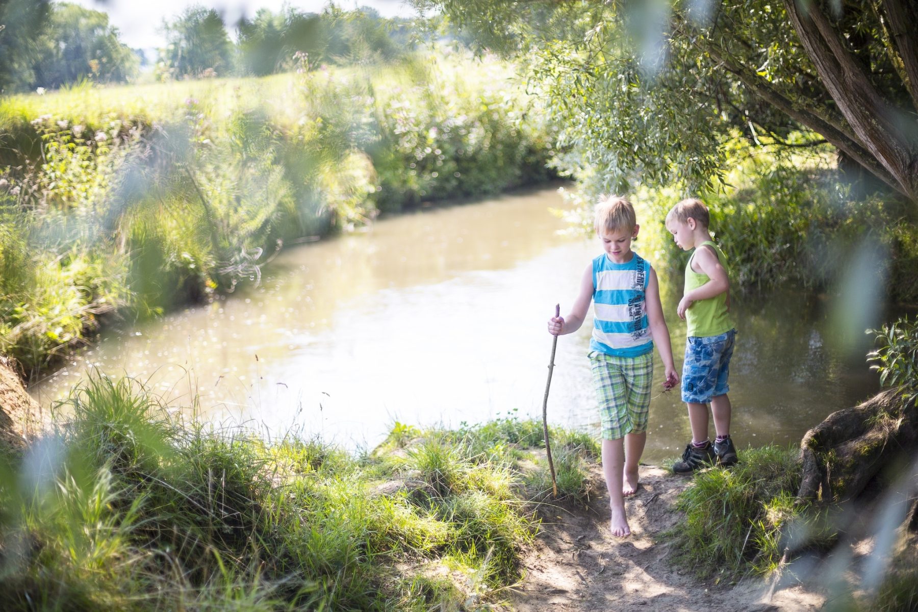 Kinderen aan het wandelen bij de Geul in Zuid-Limburg