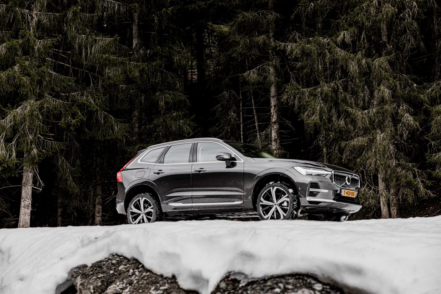 Volvo XC60 hero shot