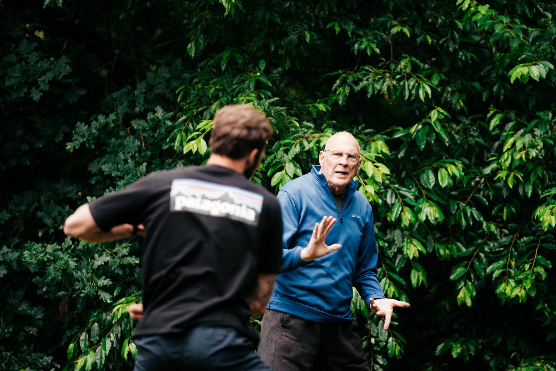 Wiebe Otten bereidt mensen voor op een ijsbad via de Wim Hof Methode tijdens ons micro-avontuur in Drenthe