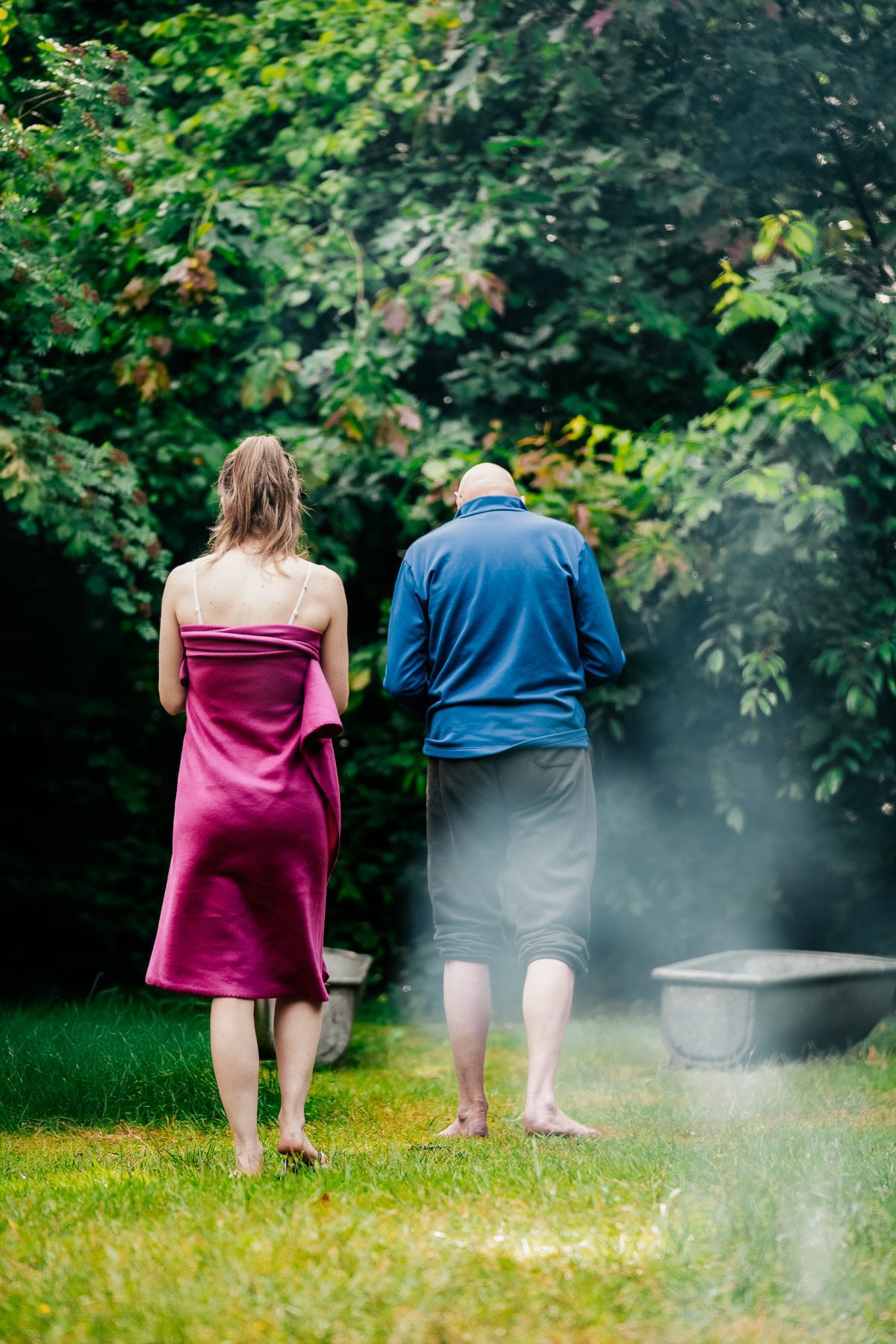 Vrouw wordt door Wiebe Otten naar ijsbad begeleid op kampeerterrein Oude Willem in Drenthe