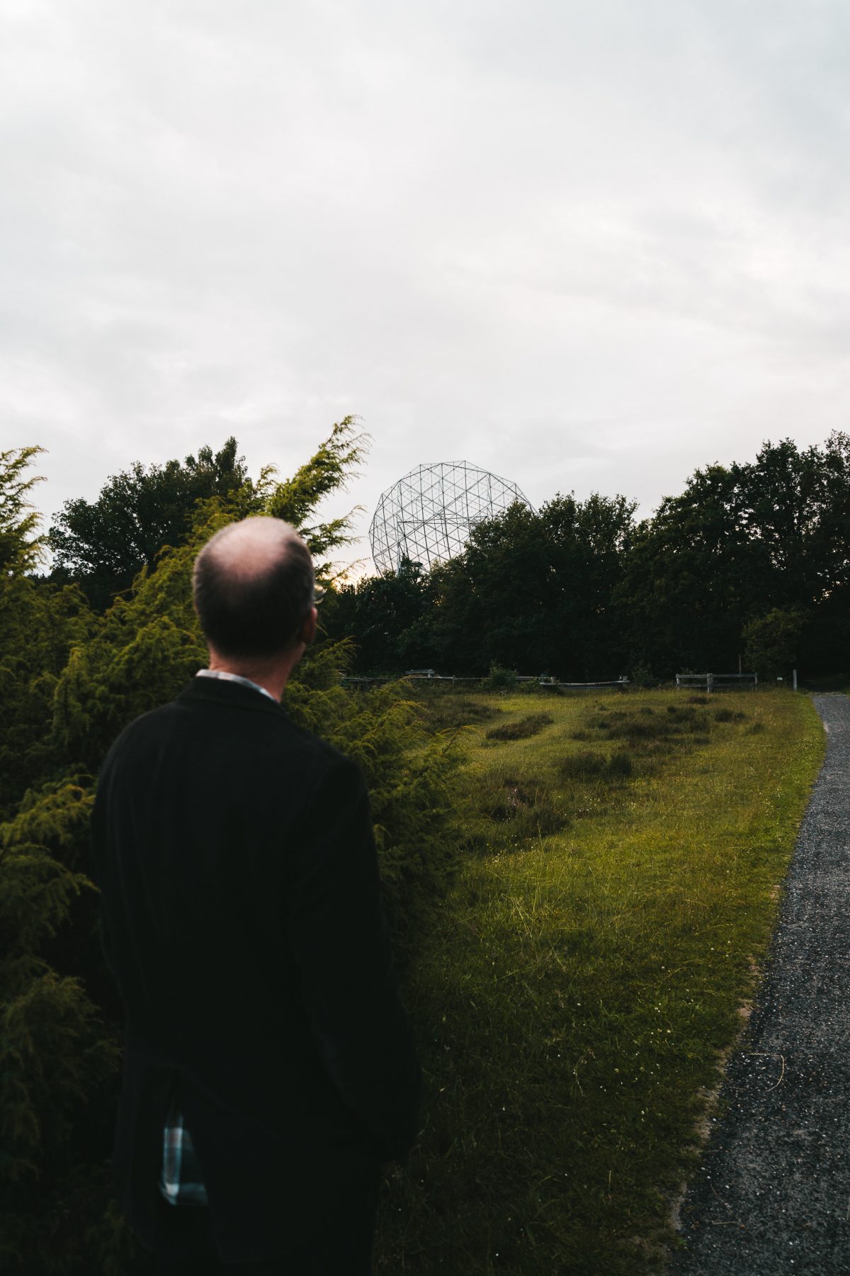 Tammo-Jan bekijkt de Dwingeloo Radiotelescoop in Drenthe vanaf de heide