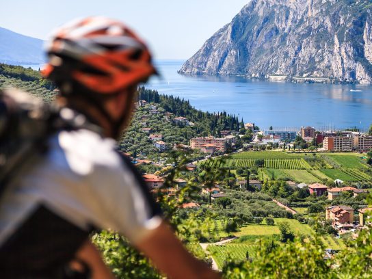 Een man die uitkijkt over een plaats in Trentino tijdens het afleggen van de Via dell Acqua.