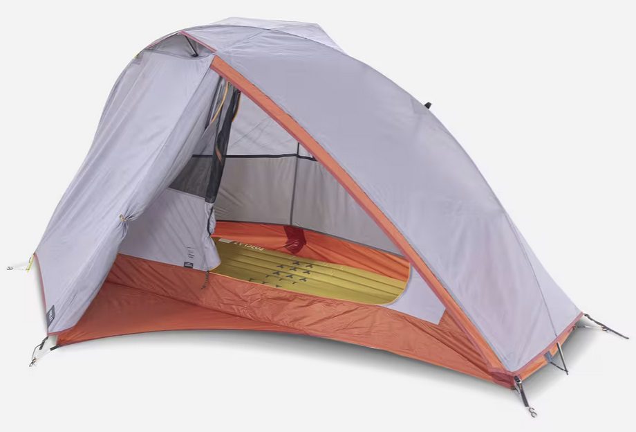 Deze handige lichtgewicht tent van Forclaz behoort tot één van de beste in zijn assortiment