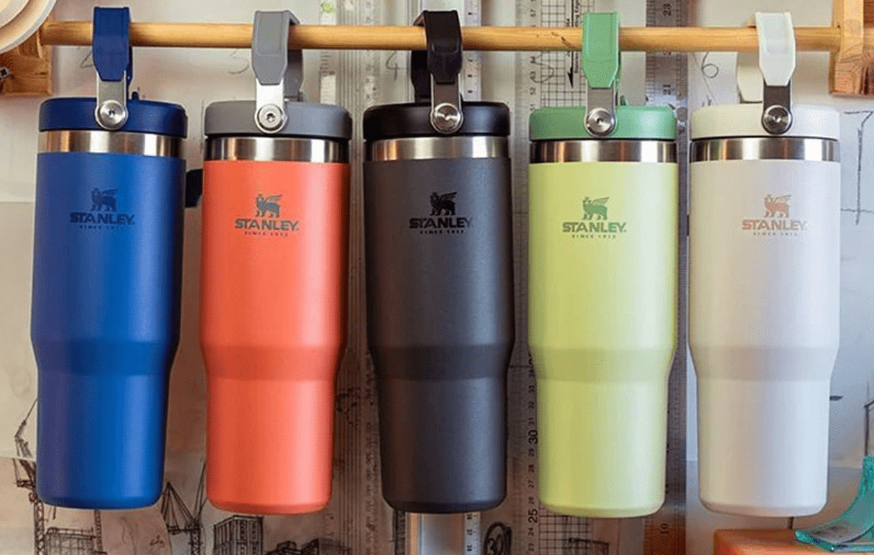 De IceFlow Flip Straw Tumbler in het blauw, roze, zwart, groen en grijs.