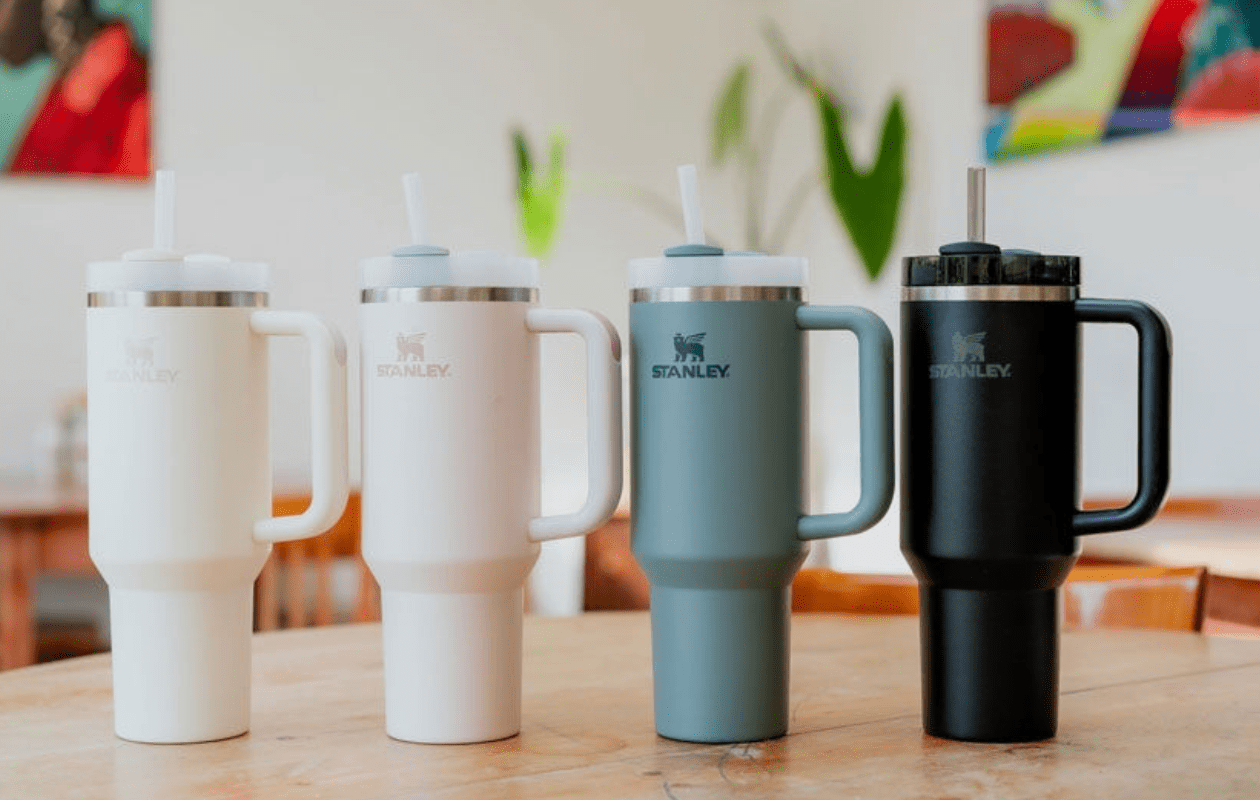 De Quencher H2O Flowstate Tumbler drinkfles in het wit, lichtroze, groen en zwart.