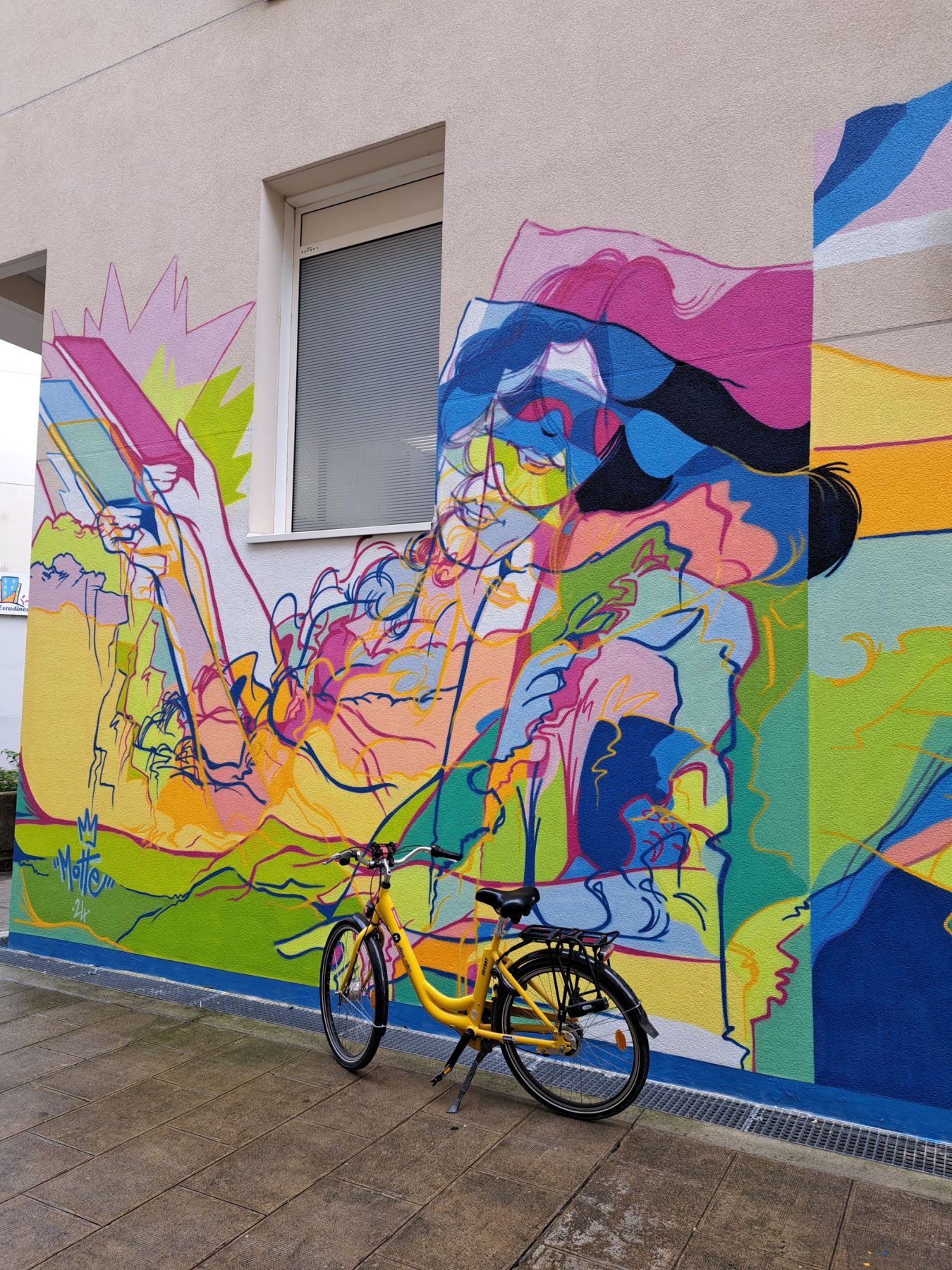 Een fiets met streetart in Grenoble