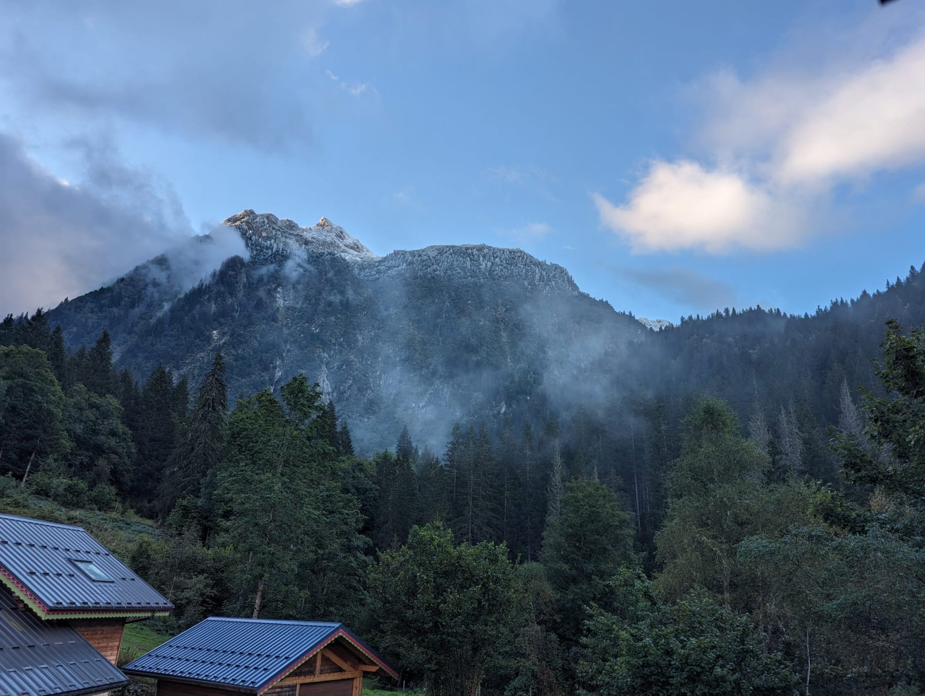 Sneeuw op de bergtoppen in de Isère