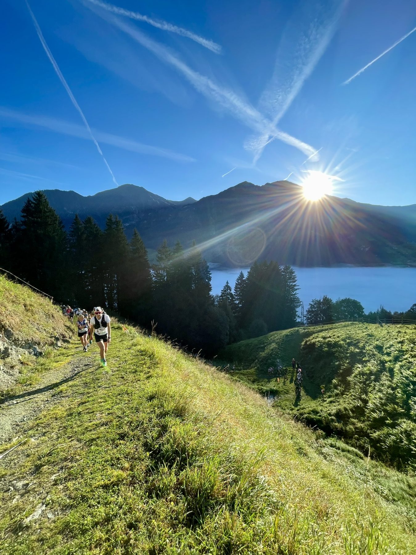 De zon komt op achter de bergen tijdens Adidas Infinite trails 