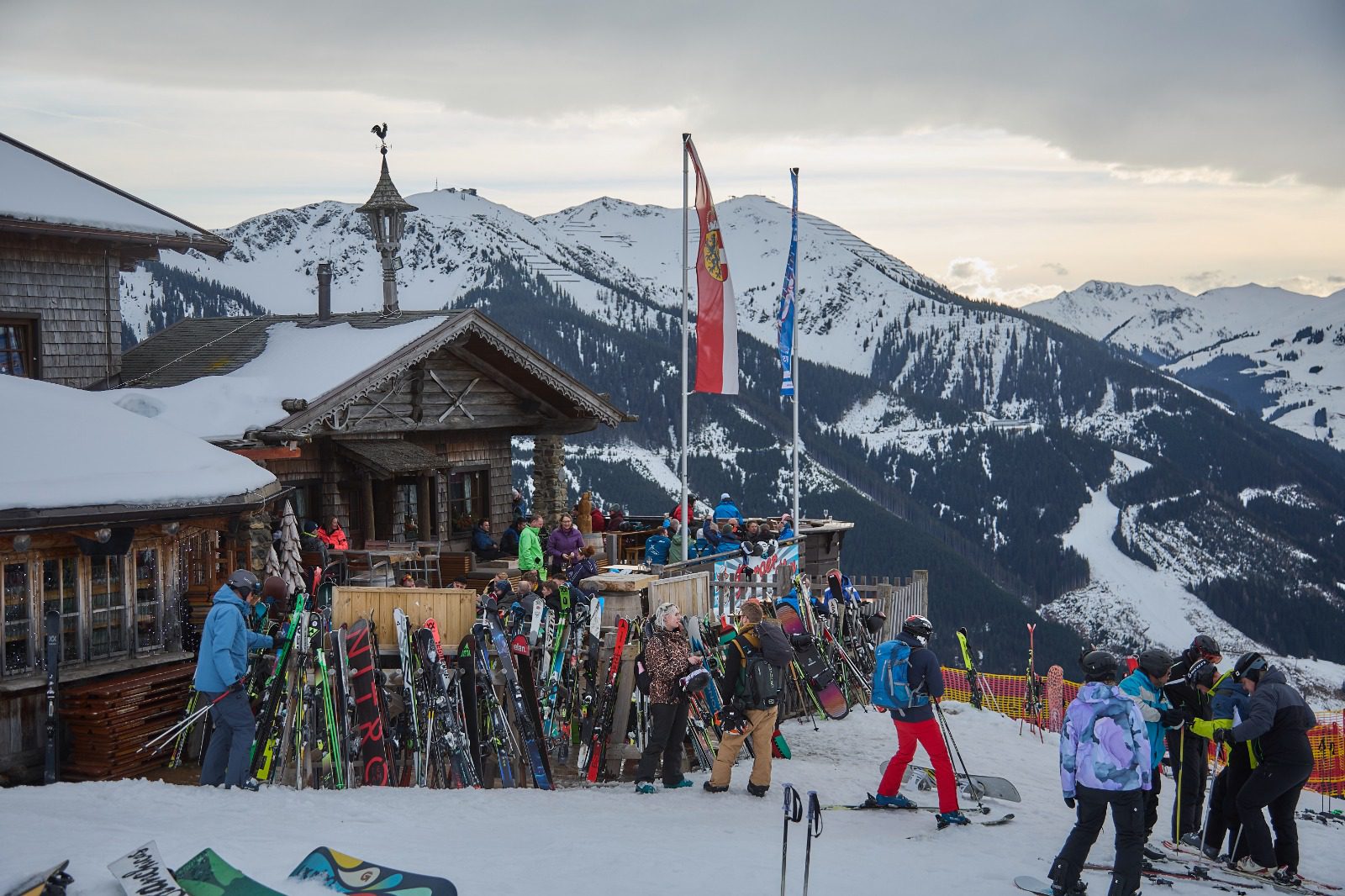 hut langs de piste in winterlandschap