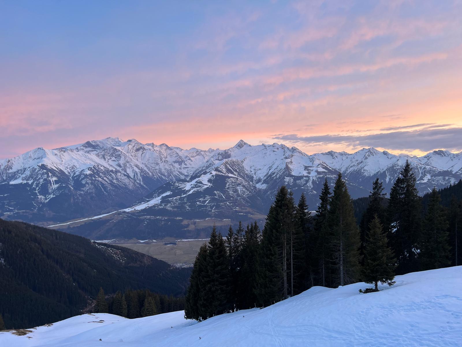 Wat een uitzicht als de zon ondergaat tijdens onze skihuttentocht in Oostenrijk