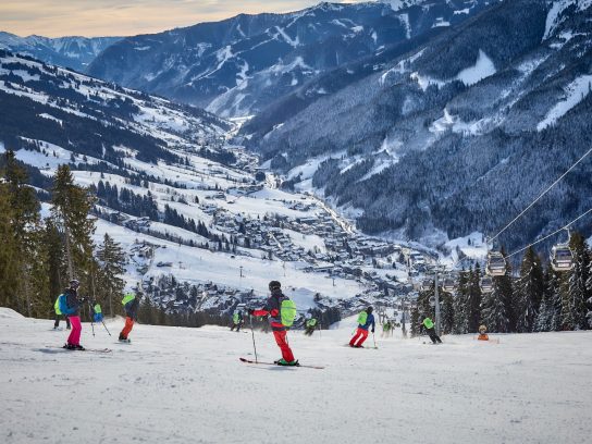 skiërs op een piste