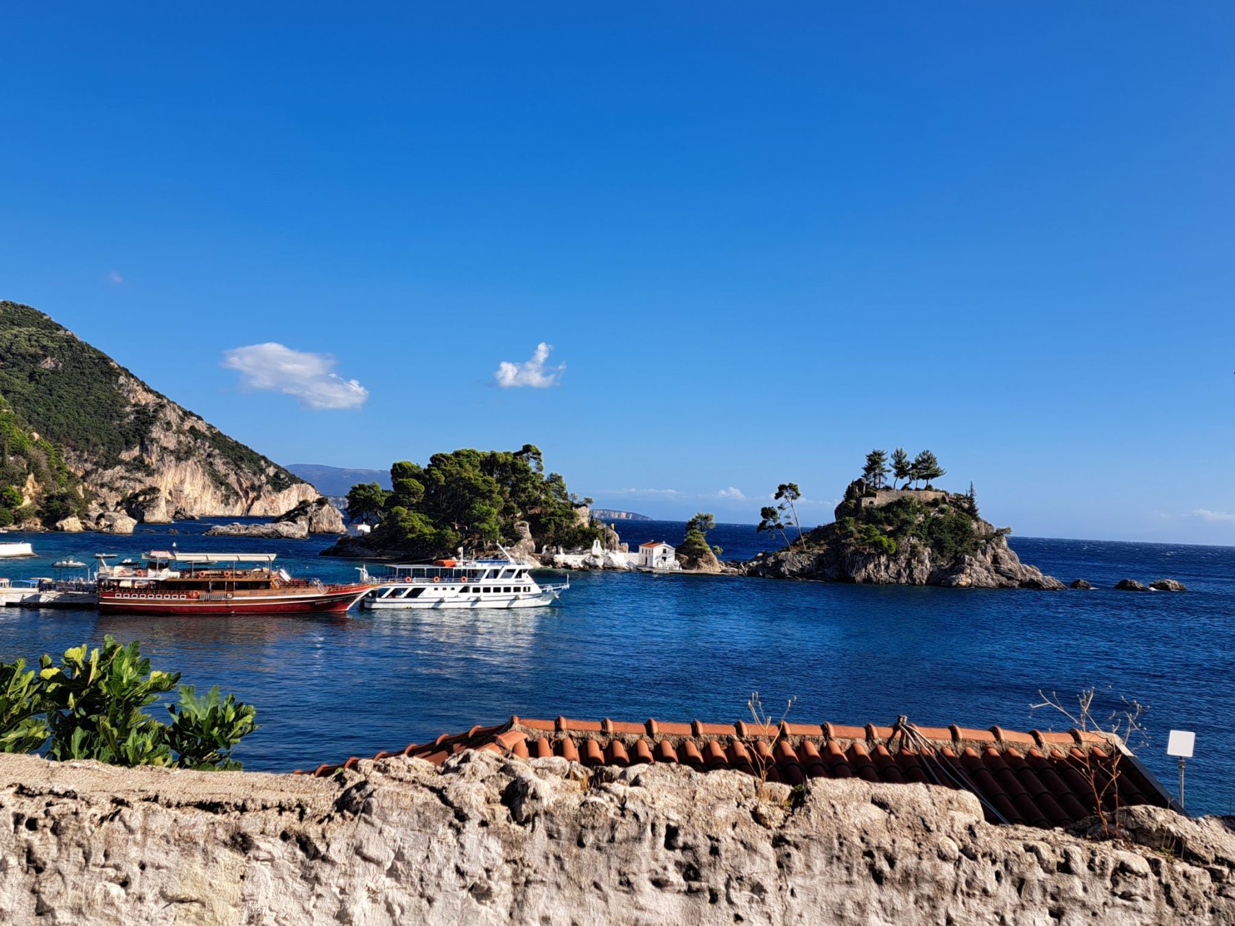 Uitzicht over eilanden en boten in Parga