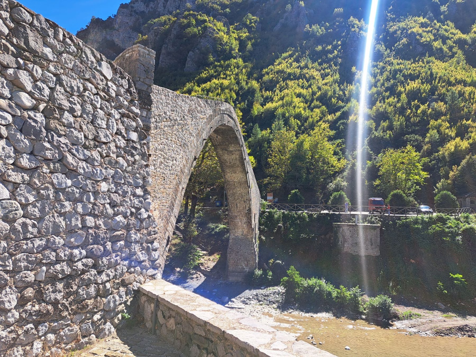 De beroemde brug in Konitsa in West-Griekenland