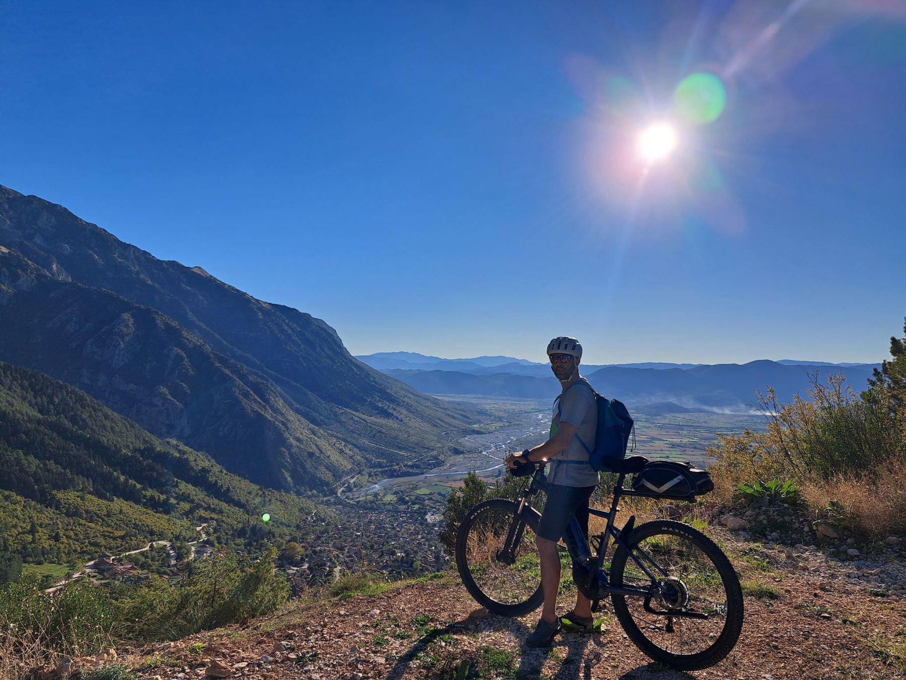 Een fietser op de top van de berg in Konitsa in West-Griekenland