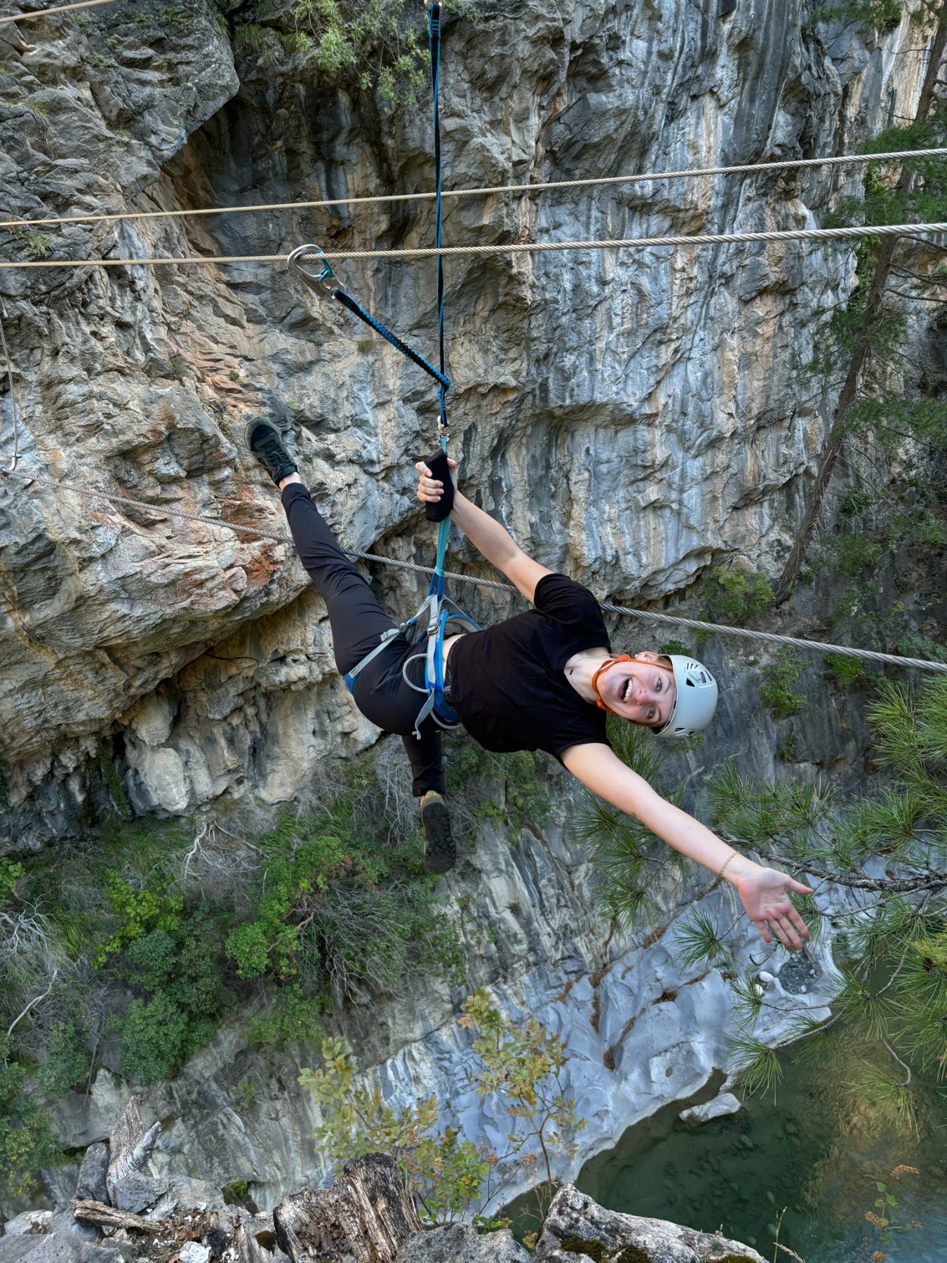 Hangend in een kloof tijdens via ferrata in in West-Griekenland