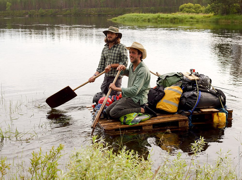 Hugo en Ben op hun zelfgebouwde raft midden in de Zweedse natuur in de documentaire To the sea, die wordt vertoond tijdens de Outdoor Film Tour 2024.