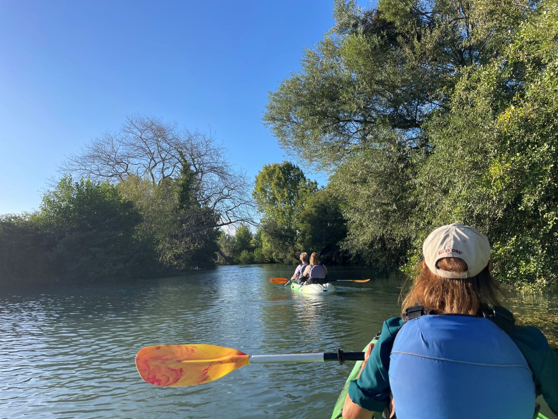 Kajakken op de rivier in Parga in West-Griekenland